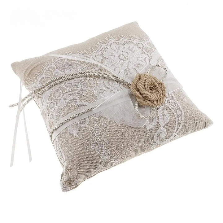 Coussin brodé mariage en dentelle sur fond blanc