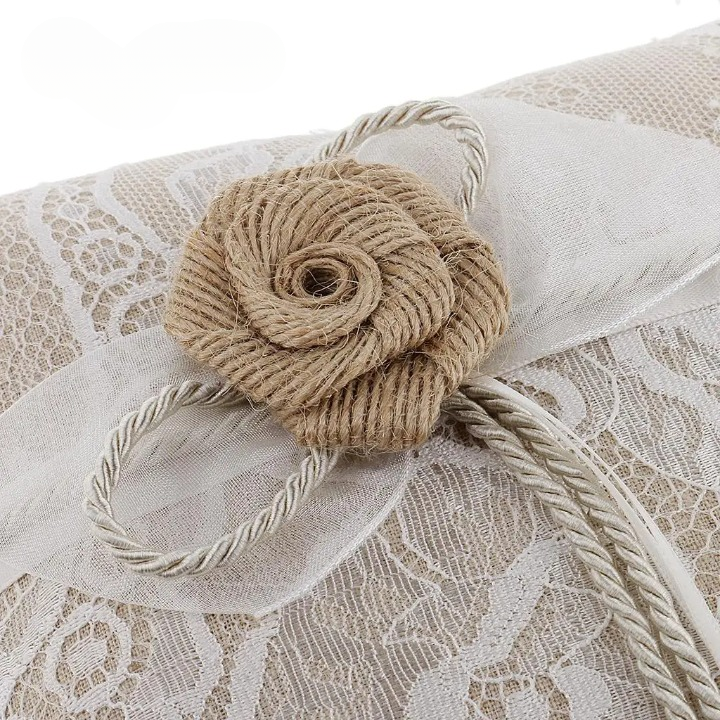 Coussin brodé mariage en dentelle