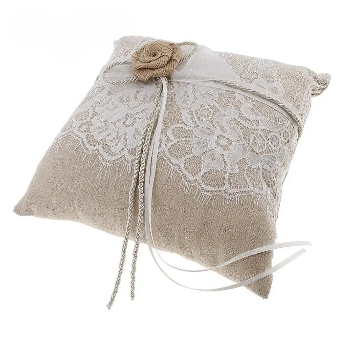 Coussin brodé mariage en dentelle