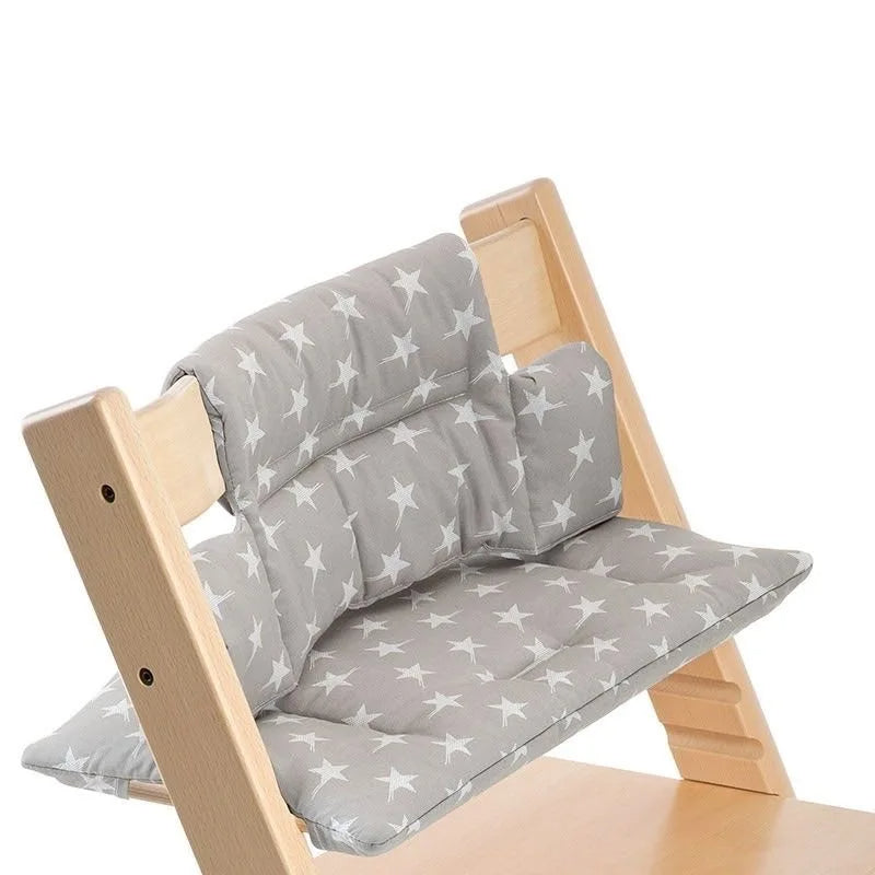 Coussin chaise haute bébé en bois avec étoiles