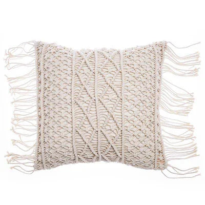 Coussin au crochet blanc avec broderie et franges sur fond blanc