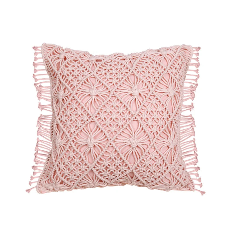 Coussin au crochet bohème avec motifs géométriques sur fond blanc