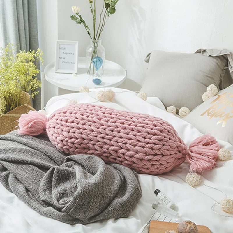 Coussin au crochet moelleux et épais sur un lit