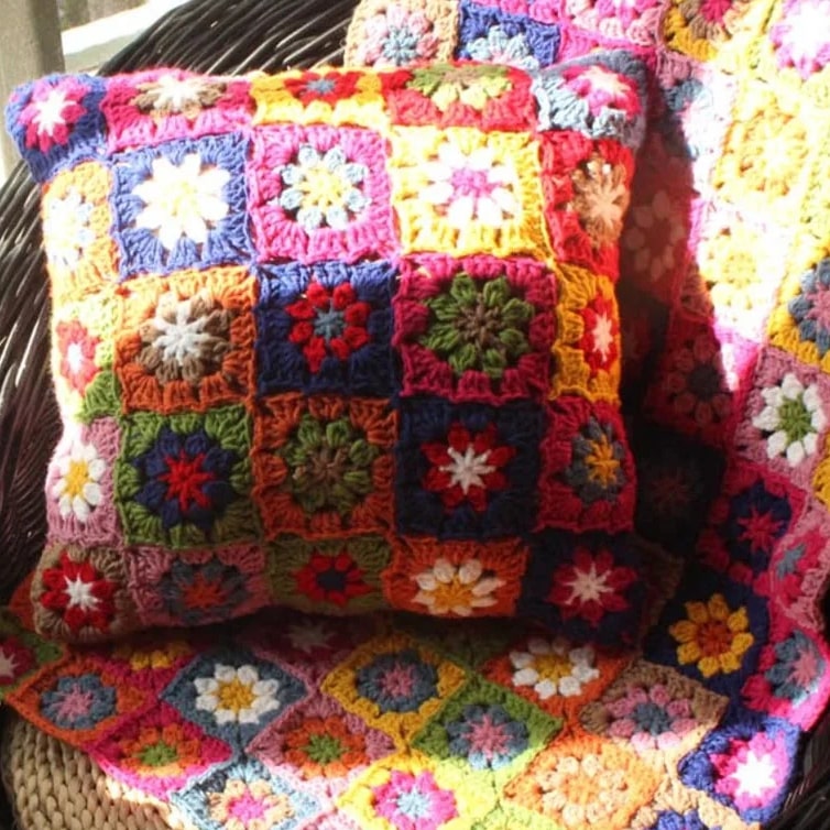 Coussin au crochet multicolore avec motifs de fleurs brodés