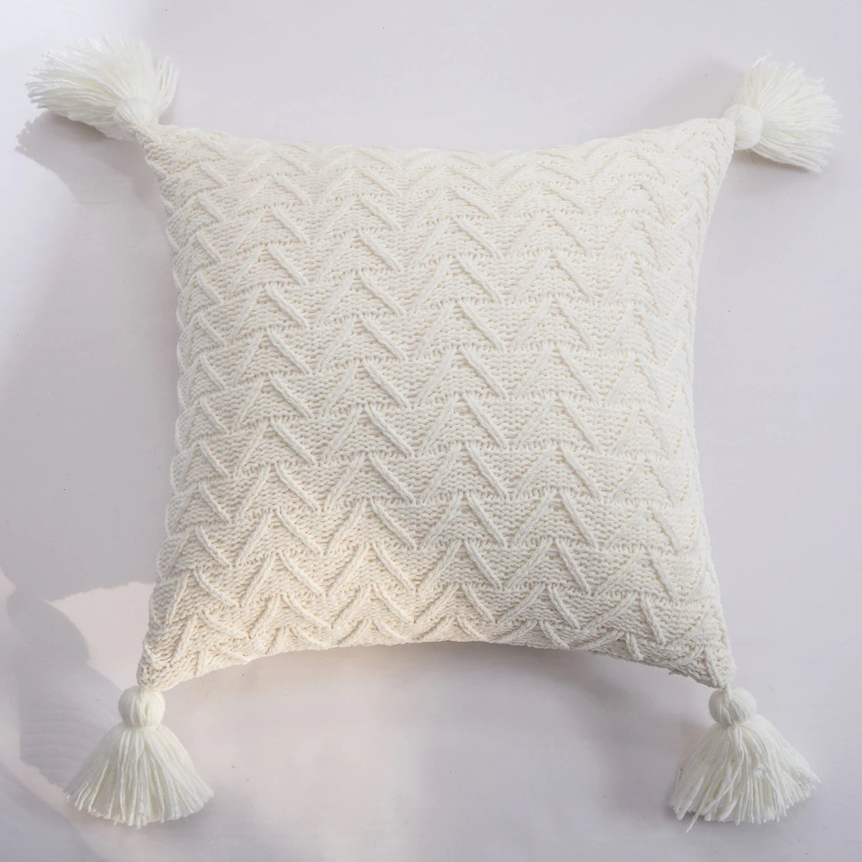 Coussin au crochet de style nordique en chenille sur fond gris