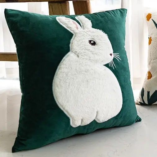 Coussin déco animaux vert avec lapin blanc