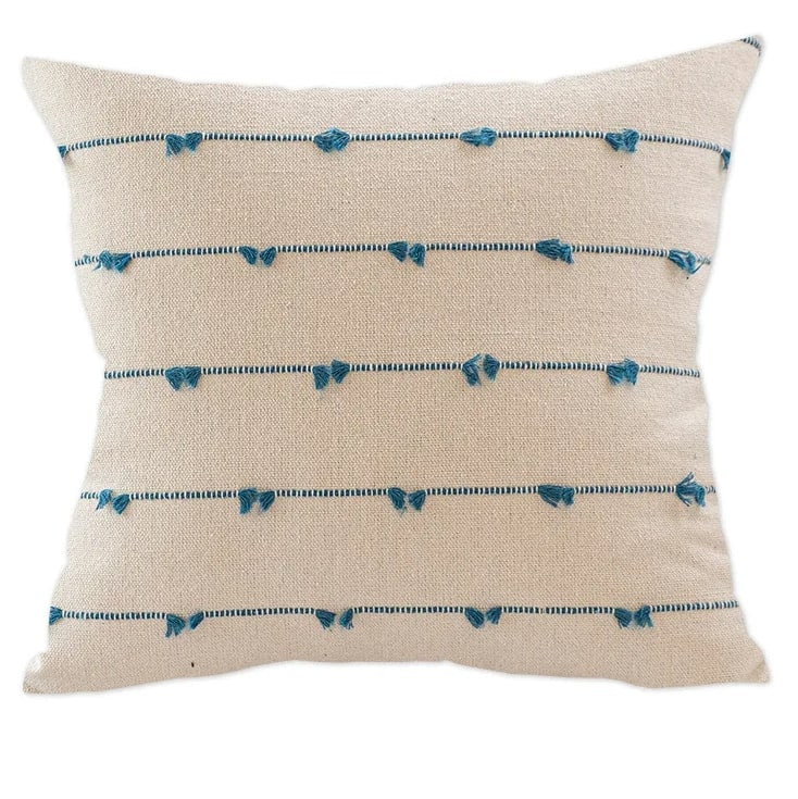 Coussin déco canapé avec rayures brodées sur fond blanc