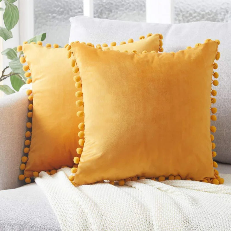 Coussin déco orange et carré de style moderne sur un canapé