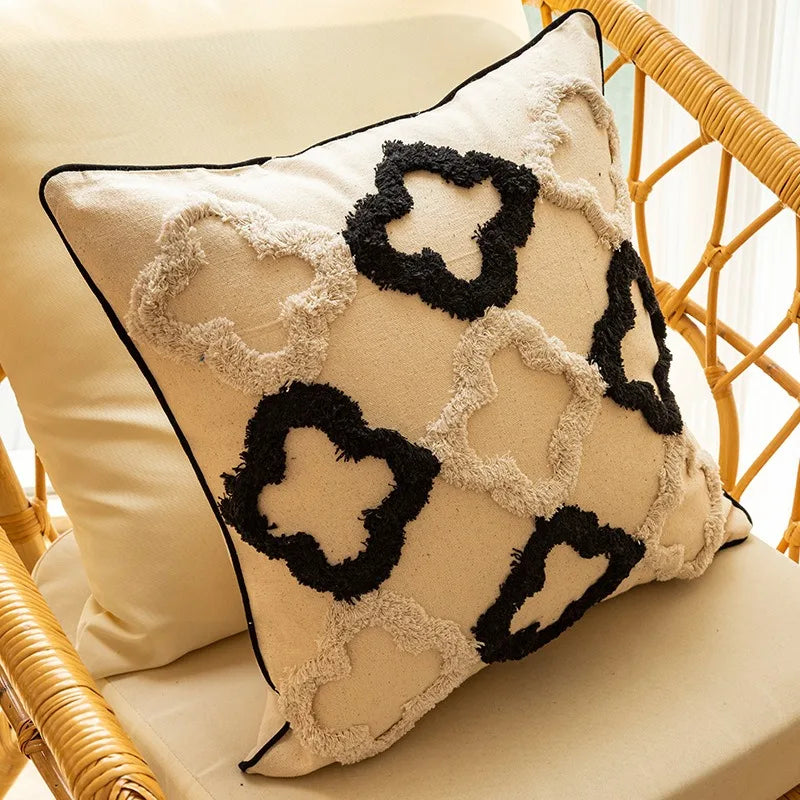 Coussin design noir et blanc avec motifs de trèfle