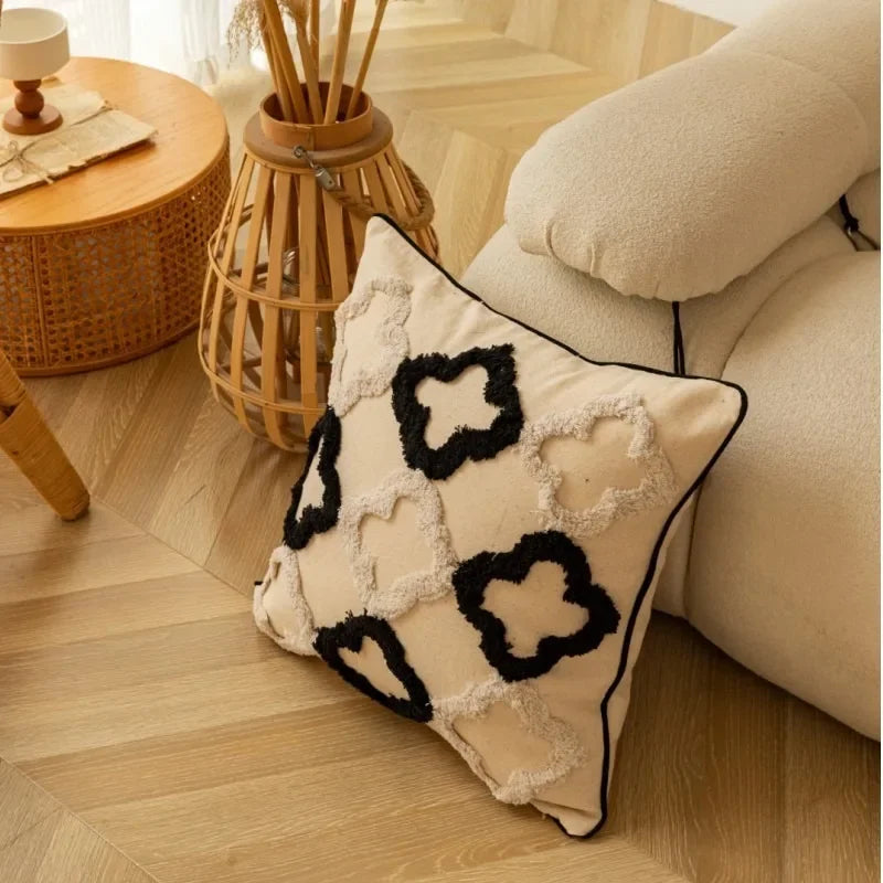 Coussin design noir et blanc avec motifs de trèfle