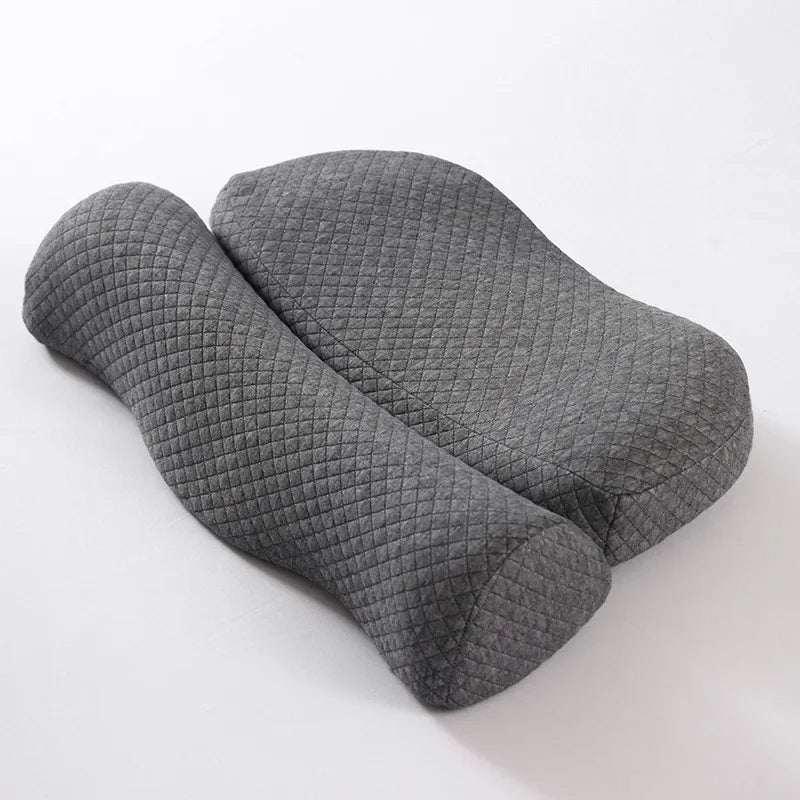 Coussin ergonomique avec soutien du cou ici sur un fond blanc.