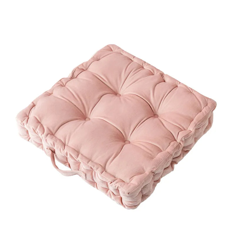 Coussin extérieur de forme carrée pour l'été ici sur un fond blanc.