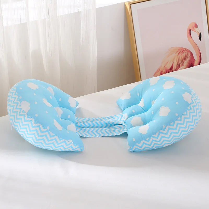 Coussin femme enceinte dormir à motifs de nuages sur un lit
