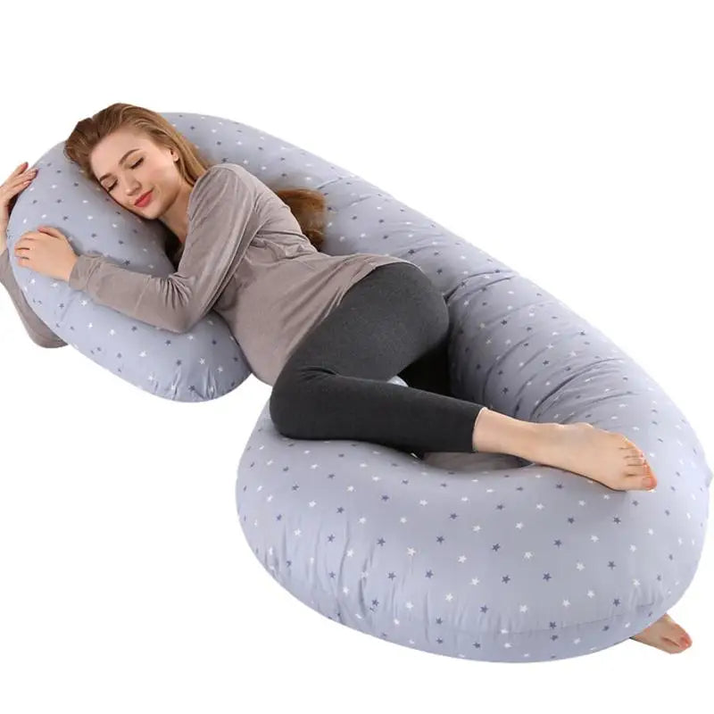 Coussin de grossesse en forme de C ici sur un fond blanc.