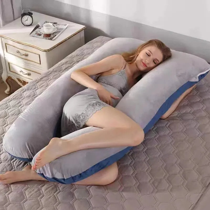 Coussin de grossesse lavable en coton ici utilisé par une femme