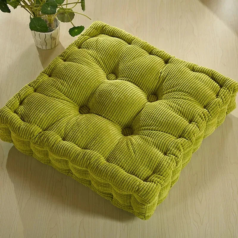 Coussin de jardin carré et épais sur fond beige avec une plante