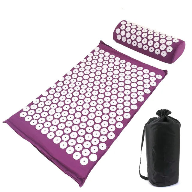 Coussin massant shiatsu de couleur violette ici sur un fond blanc.