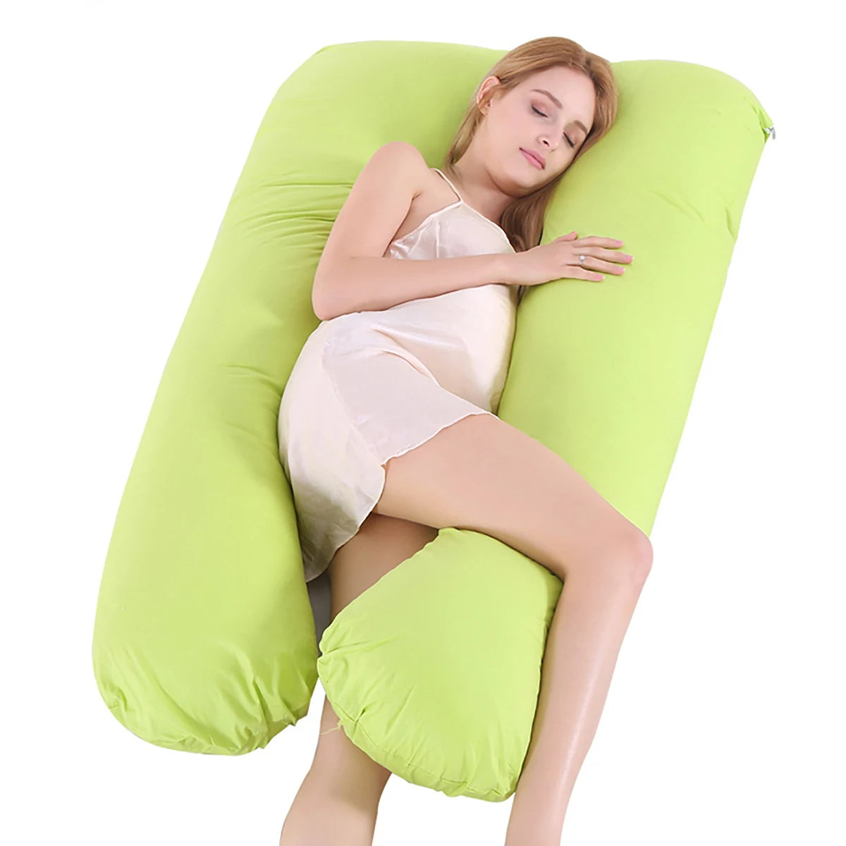 Coussin de maternité en forme de U sur fond blanc avec une femme allongée dessus