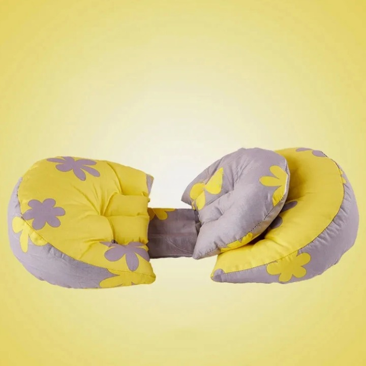 Coussin de maternité à motifs de fleurs sur fond jaune