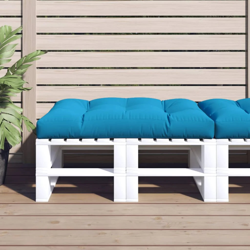 Coussin palette imperméable de couleur bleue ici posé sur un banc d'extérieur.