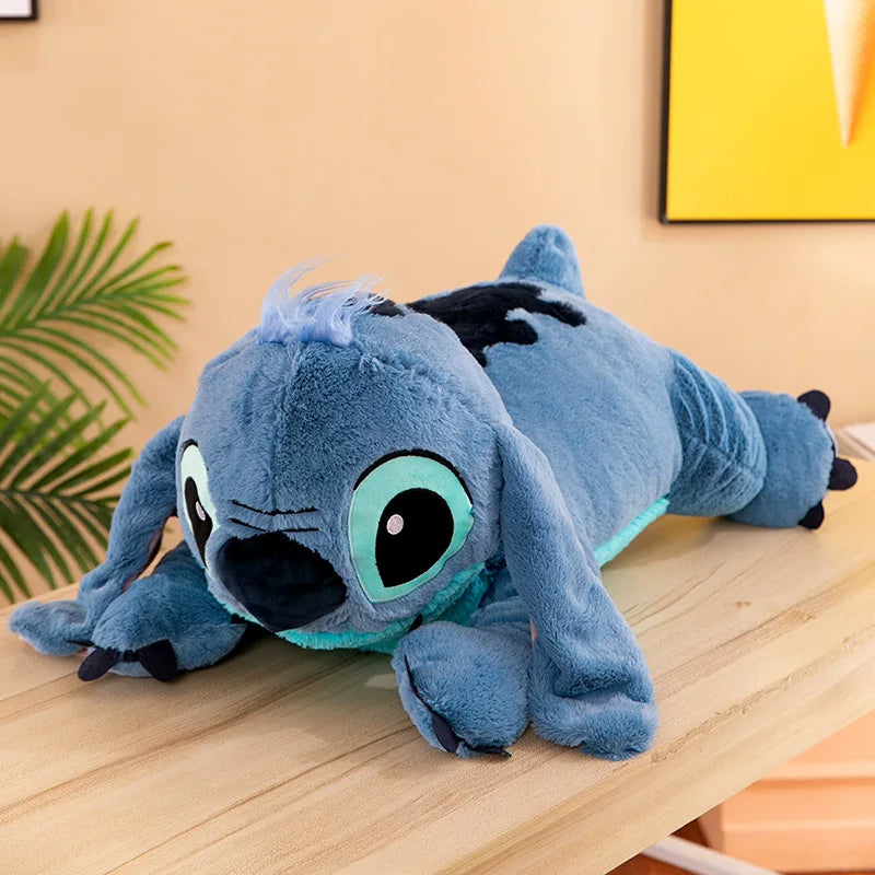 Coussin personnage Disney Stitch sur une table en bois