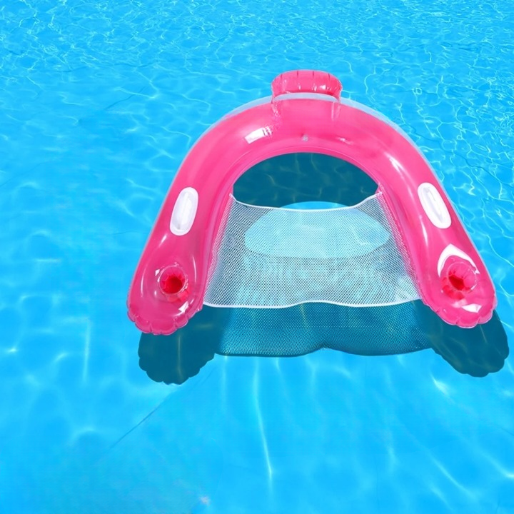 Coussin piscine flottant et gonflable en forme de U sur l'eau