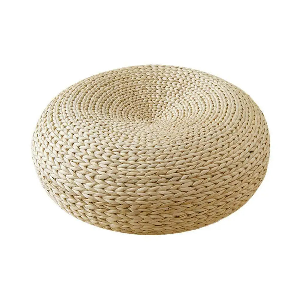 Coussin sol artisanal en paille sur fond blanc