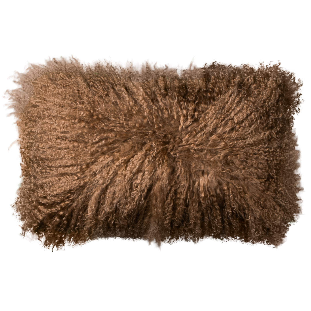 Housse de coussin en fourrure de mouton tibétain caramel, format rectangulaire 30x50 cm vu de face