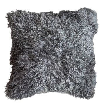 Housse de coussin en fourrure de mouton tibétain gris naturel 45x45 cm vu de face, boucles poivre et sel naturelles