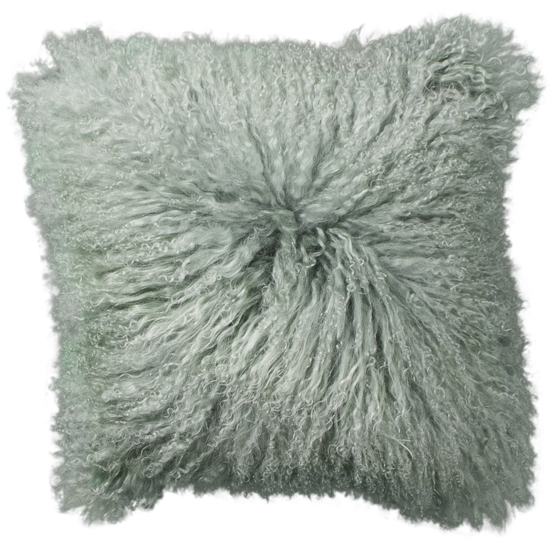 Housse de coussin en fourrure de mouton tibétain menthe, format carré 45x45 cm vu de face, aux longues mèches ondulées vert menthe