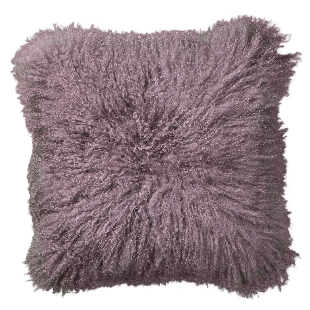 Housse de coussin en fourrure de mouton tibétain violet vintage, format carré 45x45 cm vu de face, aux longues mèches ondulées mauve