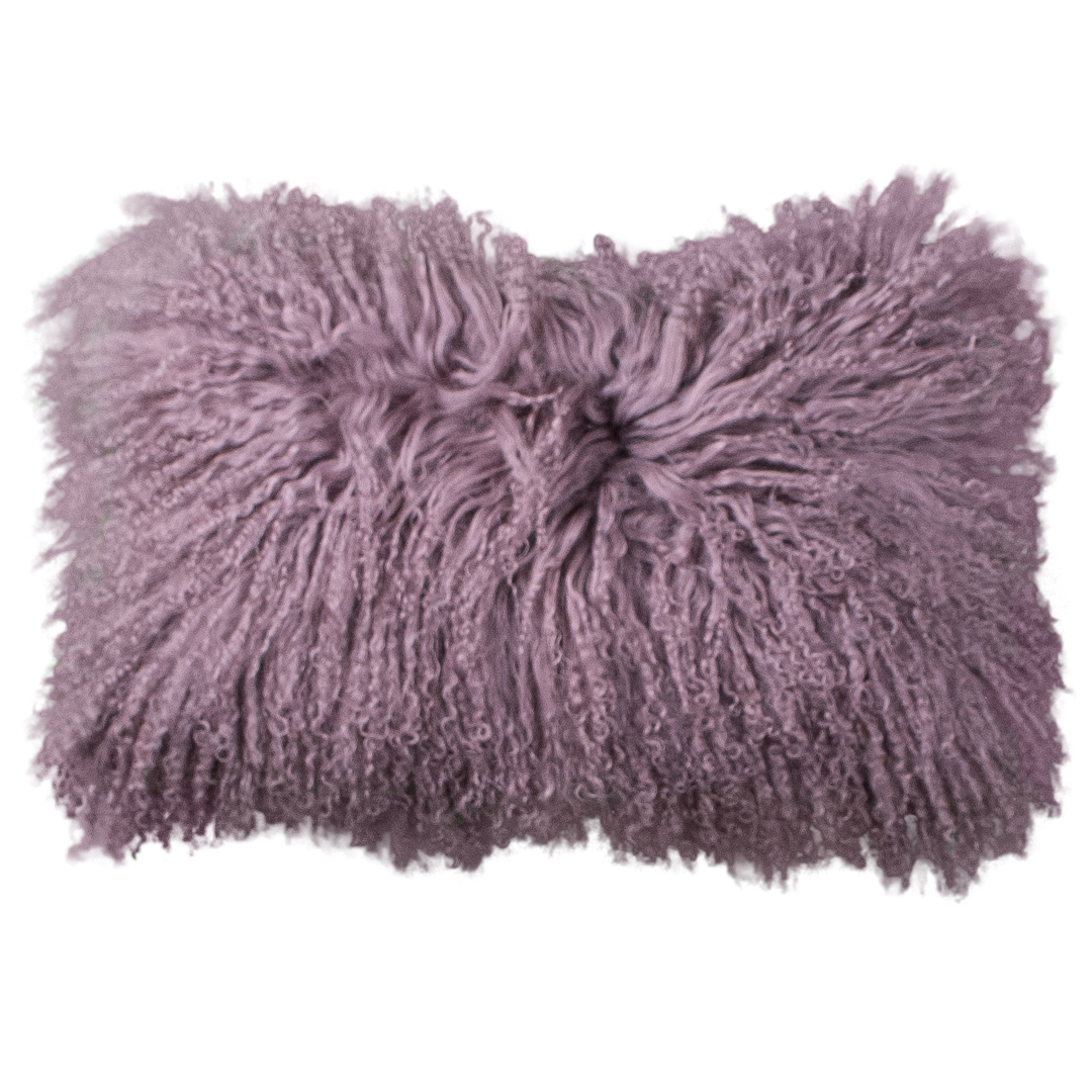 Housse de coussin en fourrure de mouton tibétain violet vintage, format rectangulaire 30x50 cm vu de face