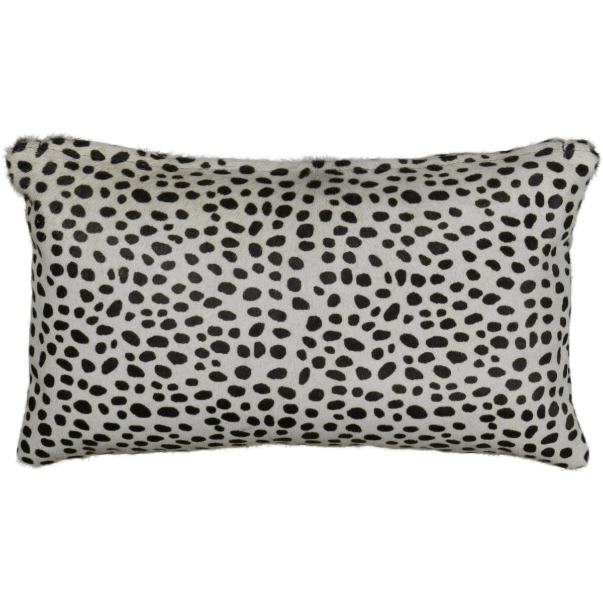 Housse de coussin en peau de vache à poils ras, motif dalmatien, rectangulaire 30x50 cm vu de face, petites taches noires sur fond crème